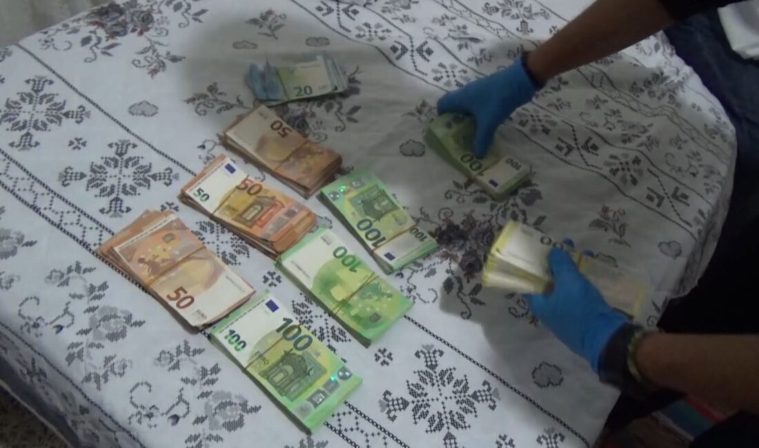 &nbsp; Dolandırıcılar, Mağduru Evini Sattırarak Soydu Mersin’de kendilerini polis olarak