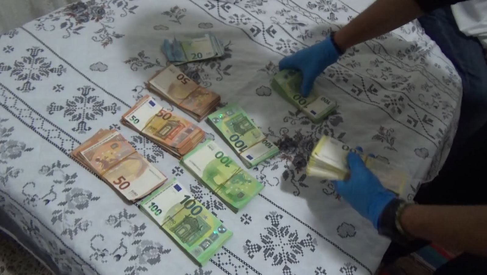 &nbsp; Dolandırıcılar, Mağduru Evini Sattırarak Soydu Mersin’de kendilerini polis olarak