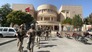 &nbsp; Tarlaya Uçan Araçta Ağır Yaralı Bulundu Şanlıurfa’nın Akçakale ilçesi