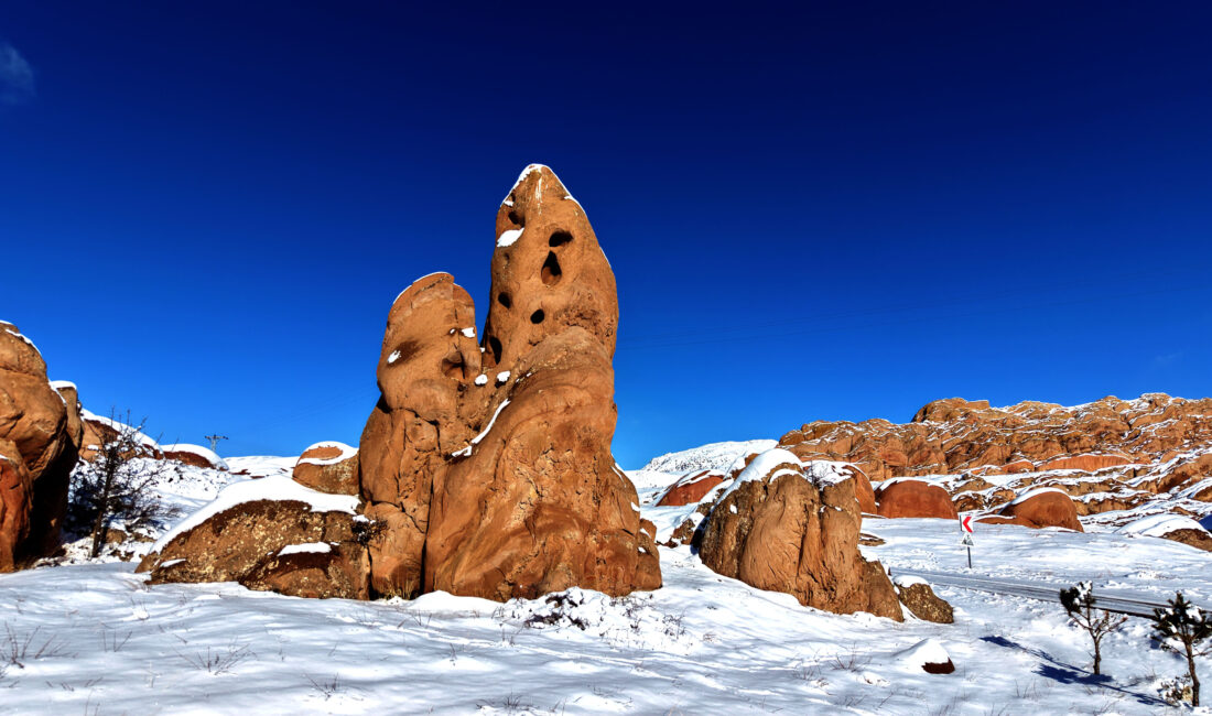 Kızıl Kayalar ve Beyaz Örtünün Muhteşem Uyumu Havadan Görüntülendi Sivas