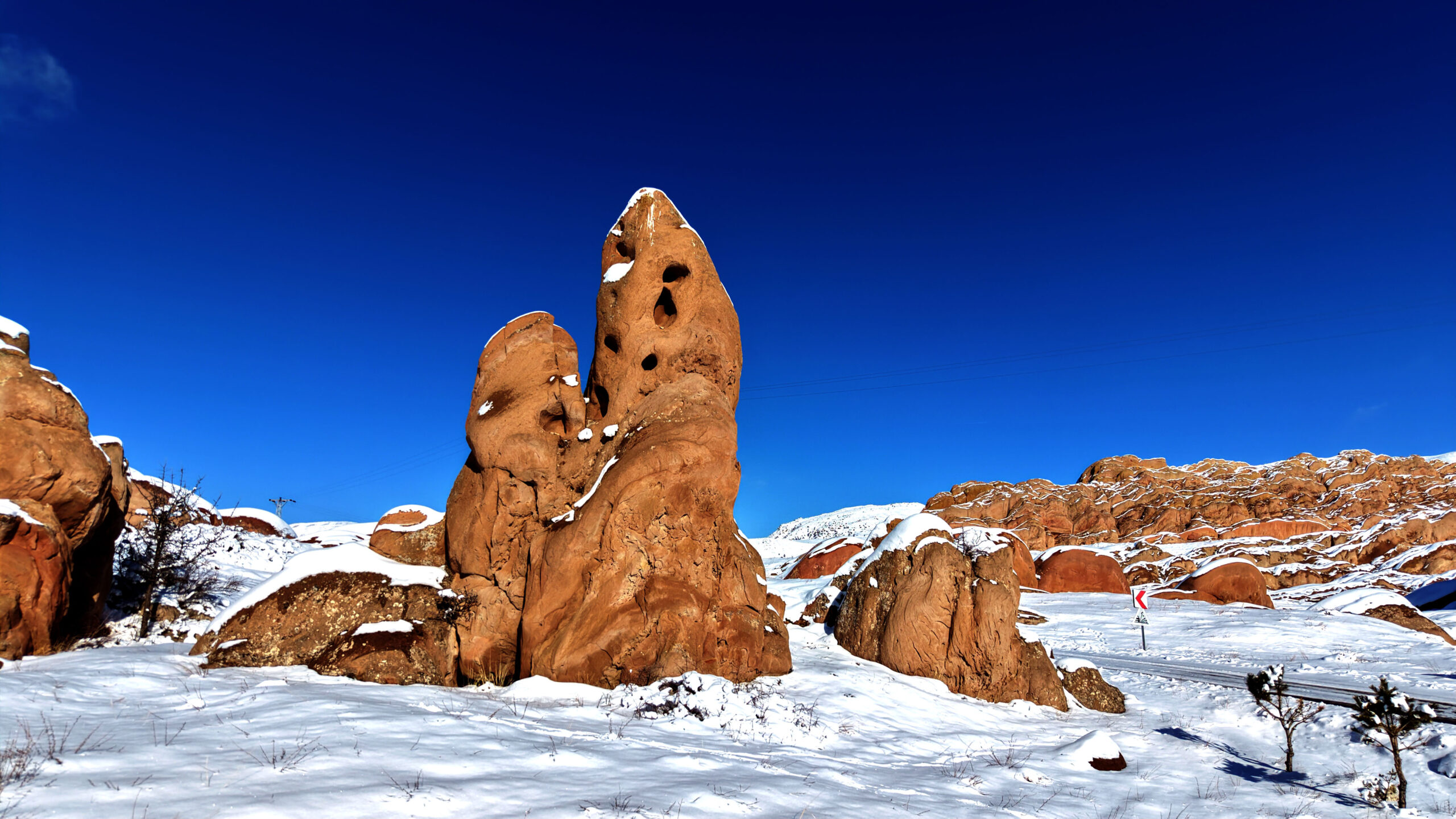 Kızıl Kayalar ve Beyaz Örtünün Muhteşem Uyumu Havadan Görüntülendi Sivas