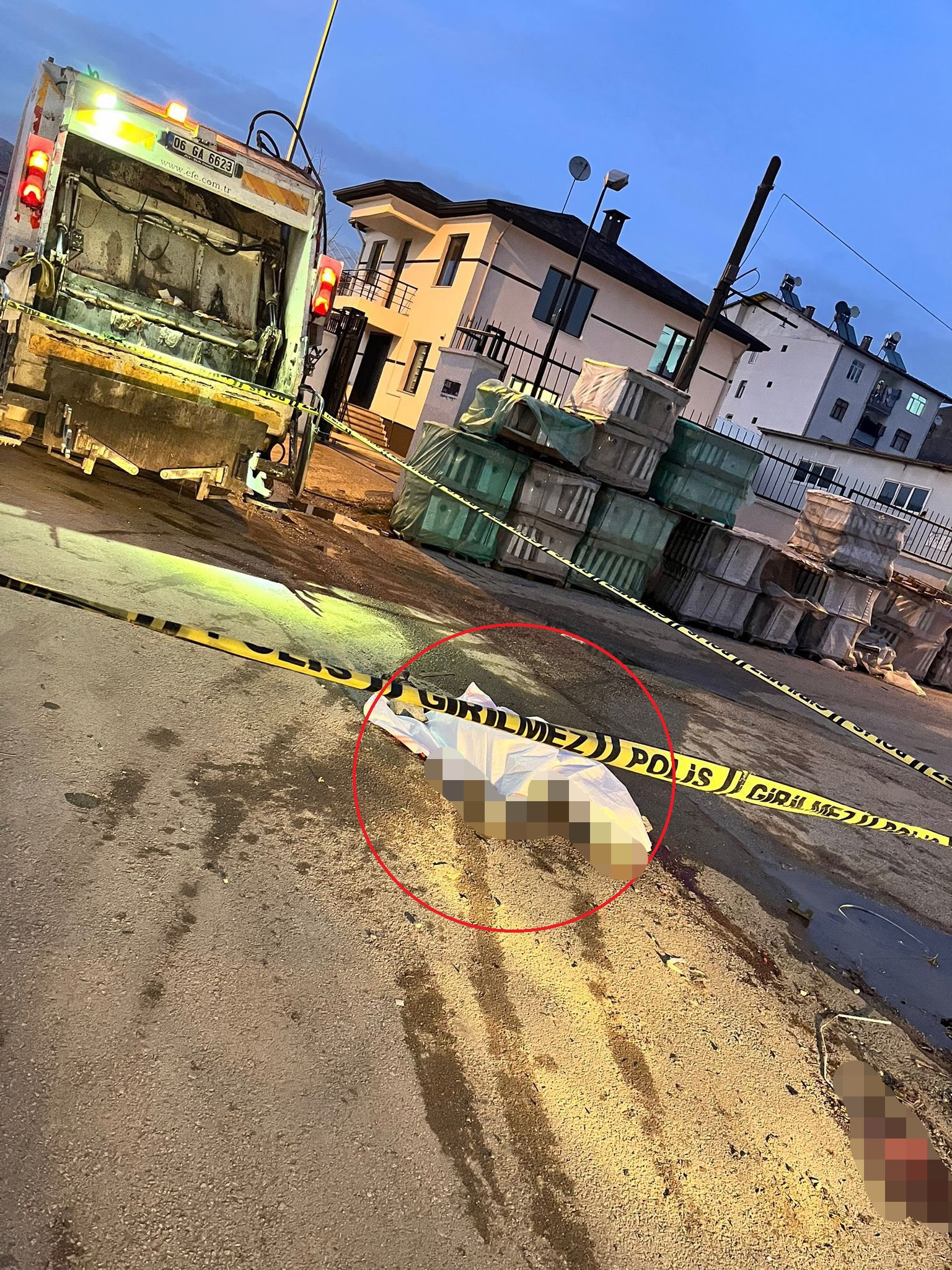 &nbsp; Salıbaba Mahallesi’nde Feci Kaza Elazığ’da belediyeye ait çöp kamyonunun