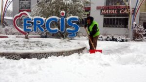 Van’ın Erciş İlçesinde Gece Boyunca Süren Kar Yağışı İlçeyi Beyaza