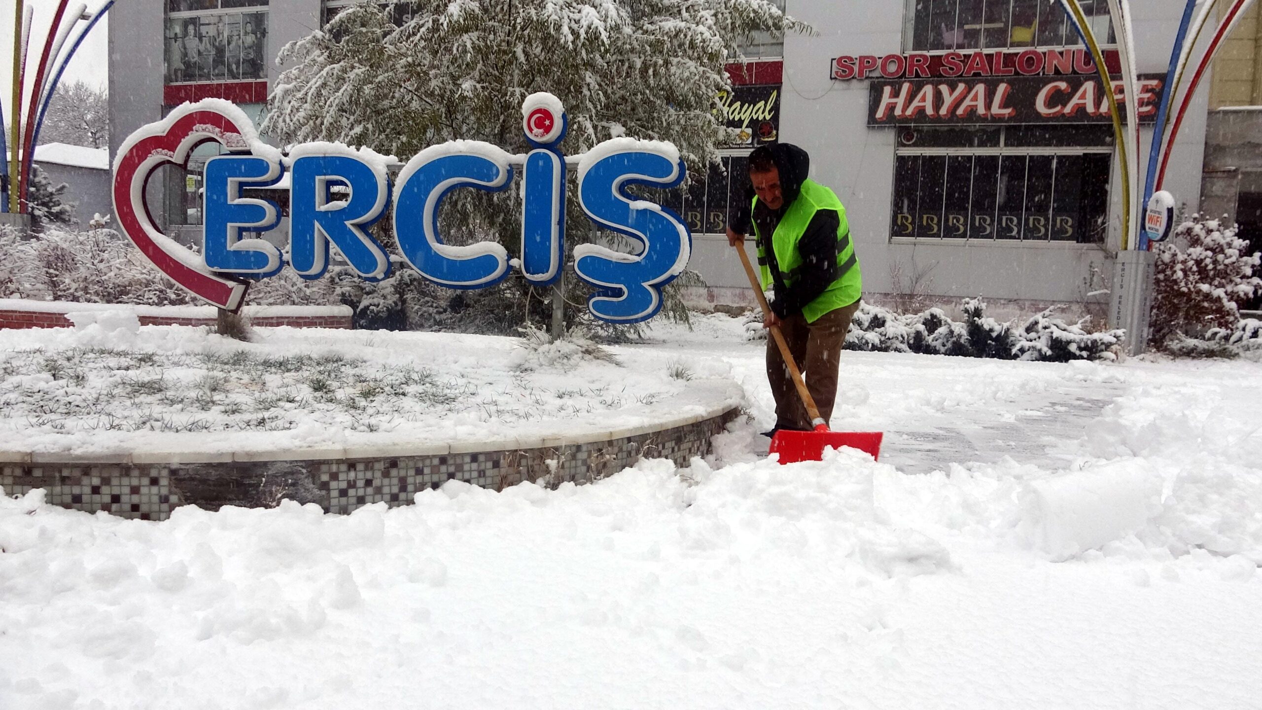 Van’ın Erciş İlçesinde Gece Boyunca Süren Kar Yağışı İlçeyi Beyaza