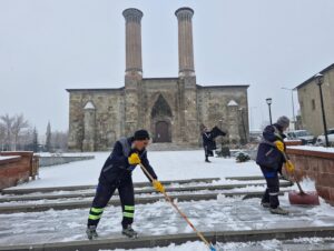 &nbsp; Erzurum’da Gece Başlayan Kar Yağışı Sabah Etkisini Artırdı Erzurum’da