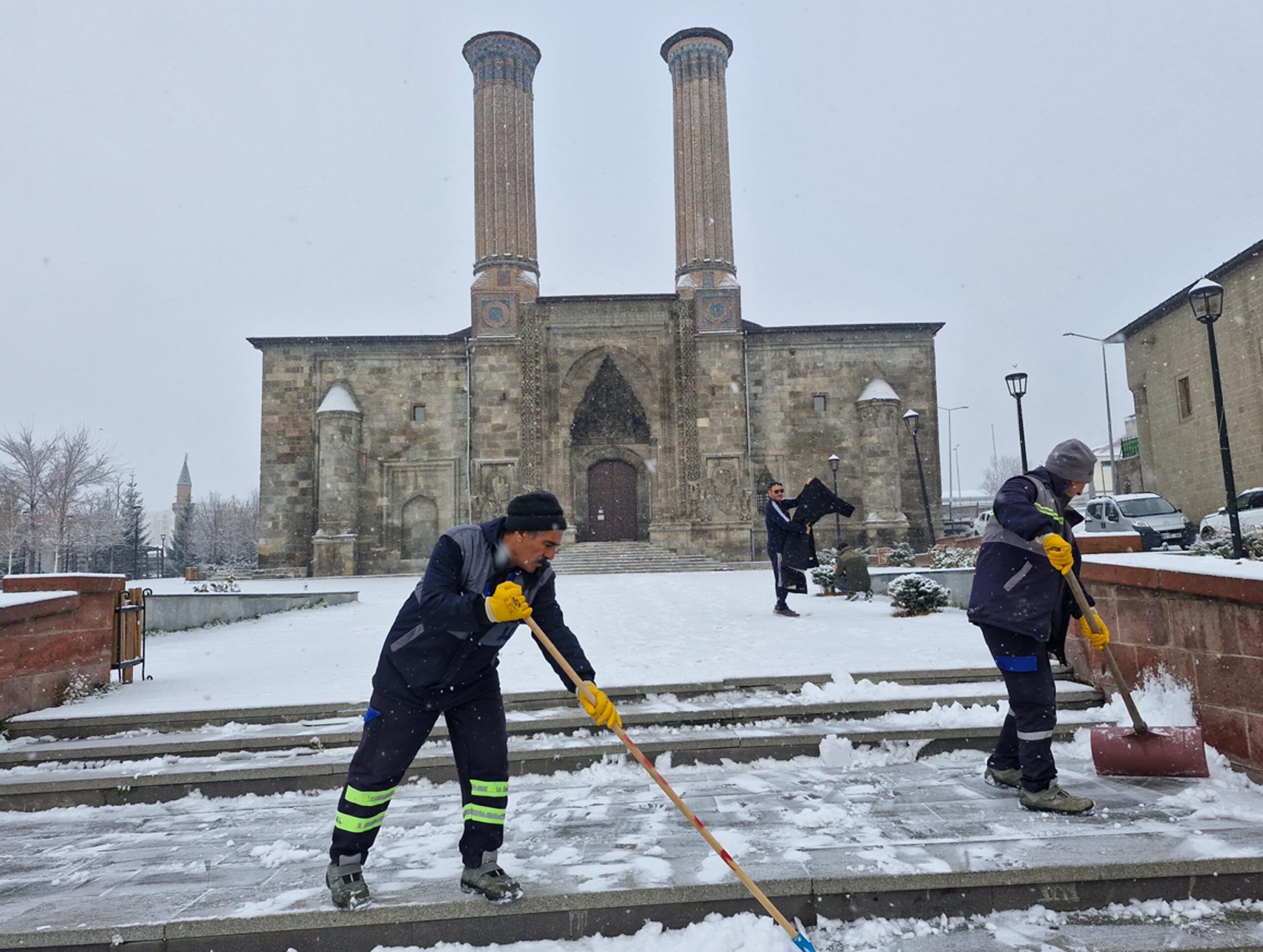 &nbsp; Erzurum’da Gece Başlayan Kar Yağışı Sabah Etkisini Artırdı Erzurum’da