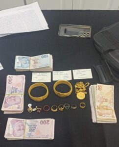 &nbsp; Şüpheli, Mahkemece Tutuklandı Erzurum’da ‘Nitelikli dolandırıcılık’ şüphesiyle takip edilen