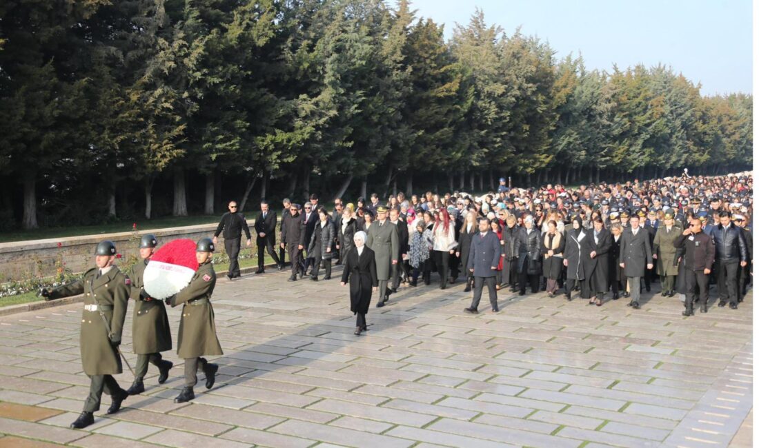 &nbsp; Heyet Aslanlı Yol’dan Yürüdü, Mozoleye Çelenk Bırakıldı Aile ve