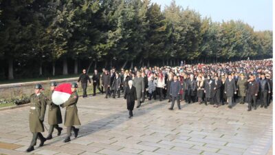 &nbsp; Heyet Aslanlı Yol’dan Yürüdü, Mozoleye Çelenk Bırakıldı Aile ve