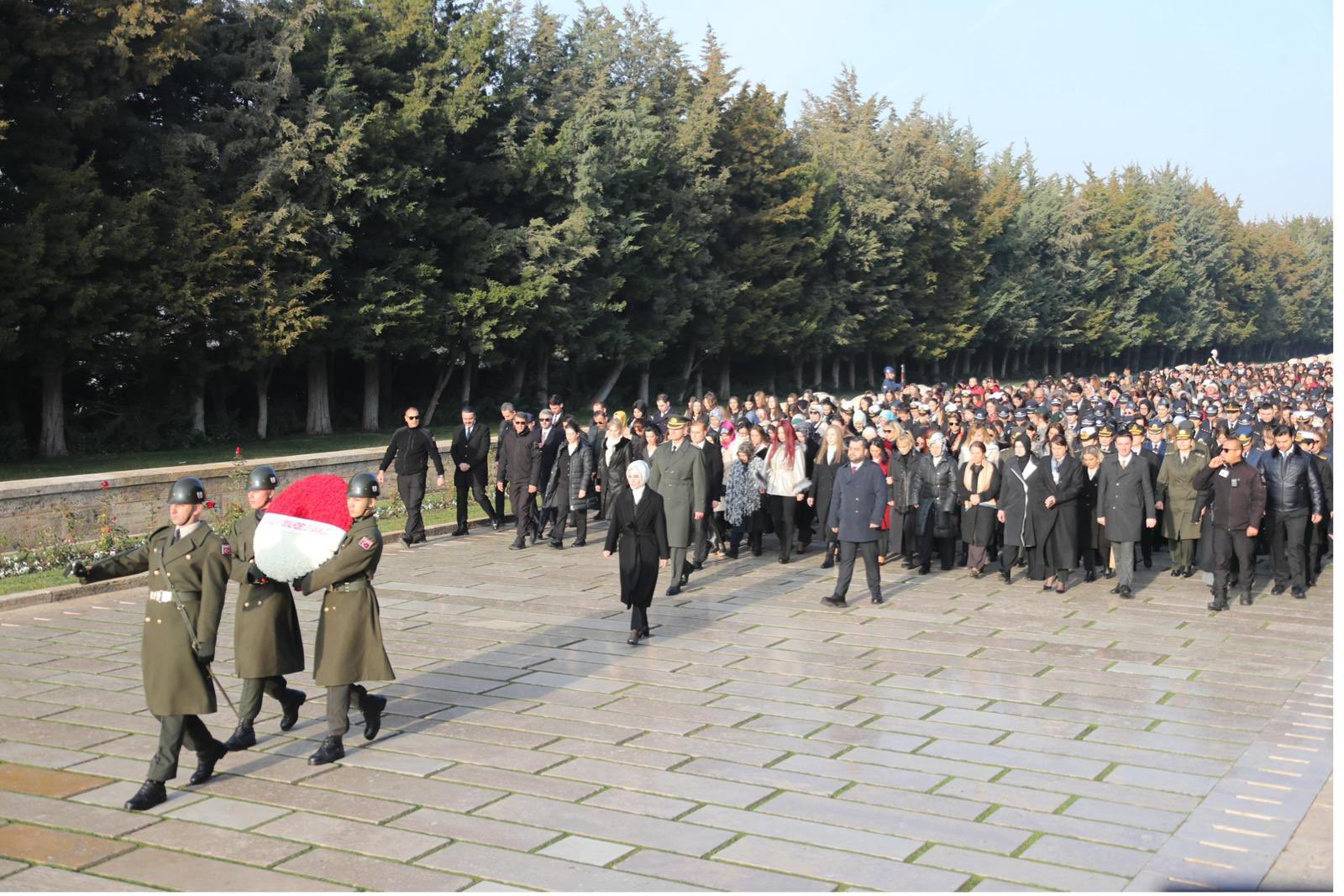 &nbsp; Heyet Aslanlı Yol’dan Yürüdü, Mozoleye Çelenk Bırakıldı Aile ve
