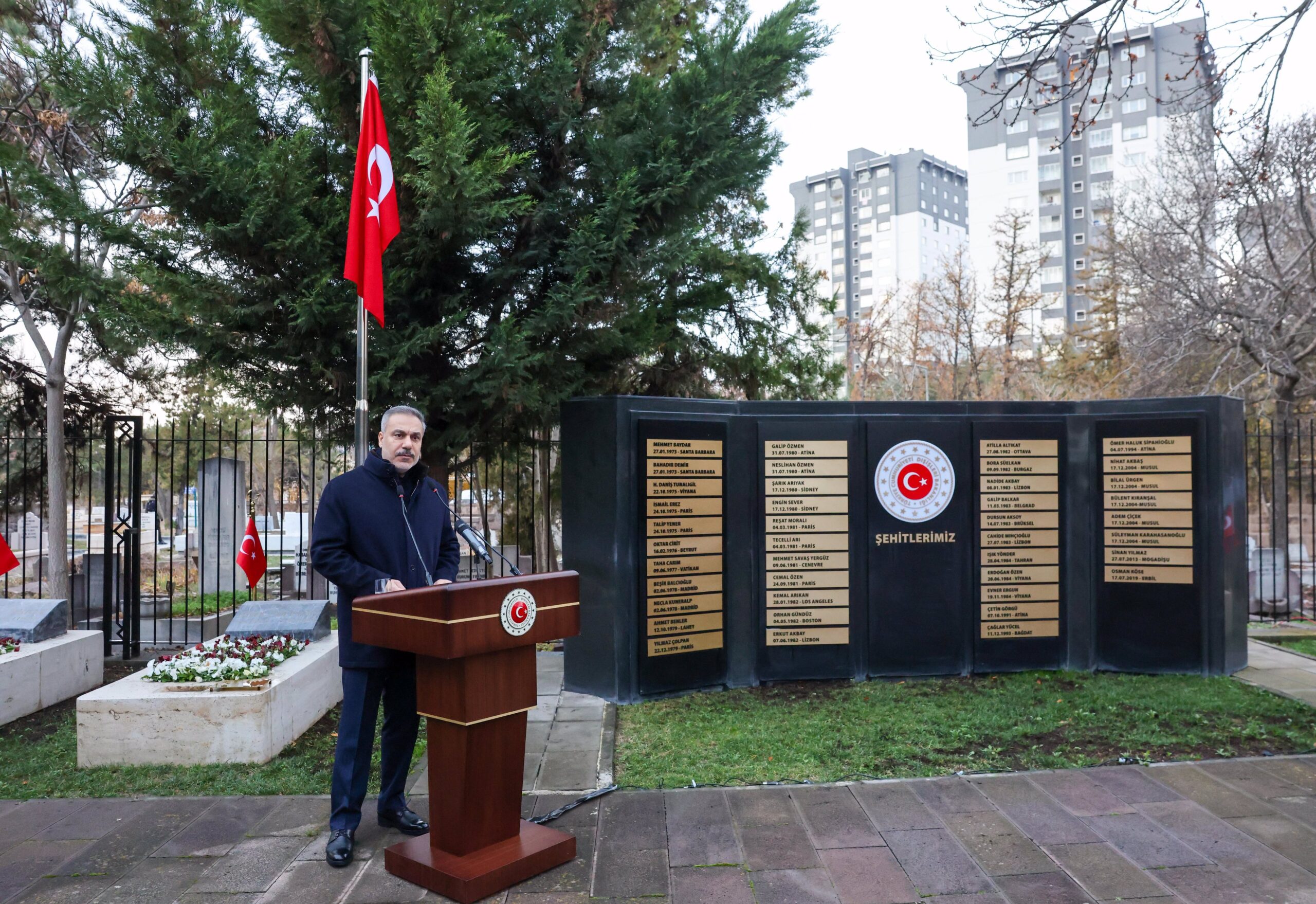 &nbsp; Bakan Fidan’dan Cebeci Asri Mezarlığı’nda Anlamlı Ziyaret Dışişleri Bakanı