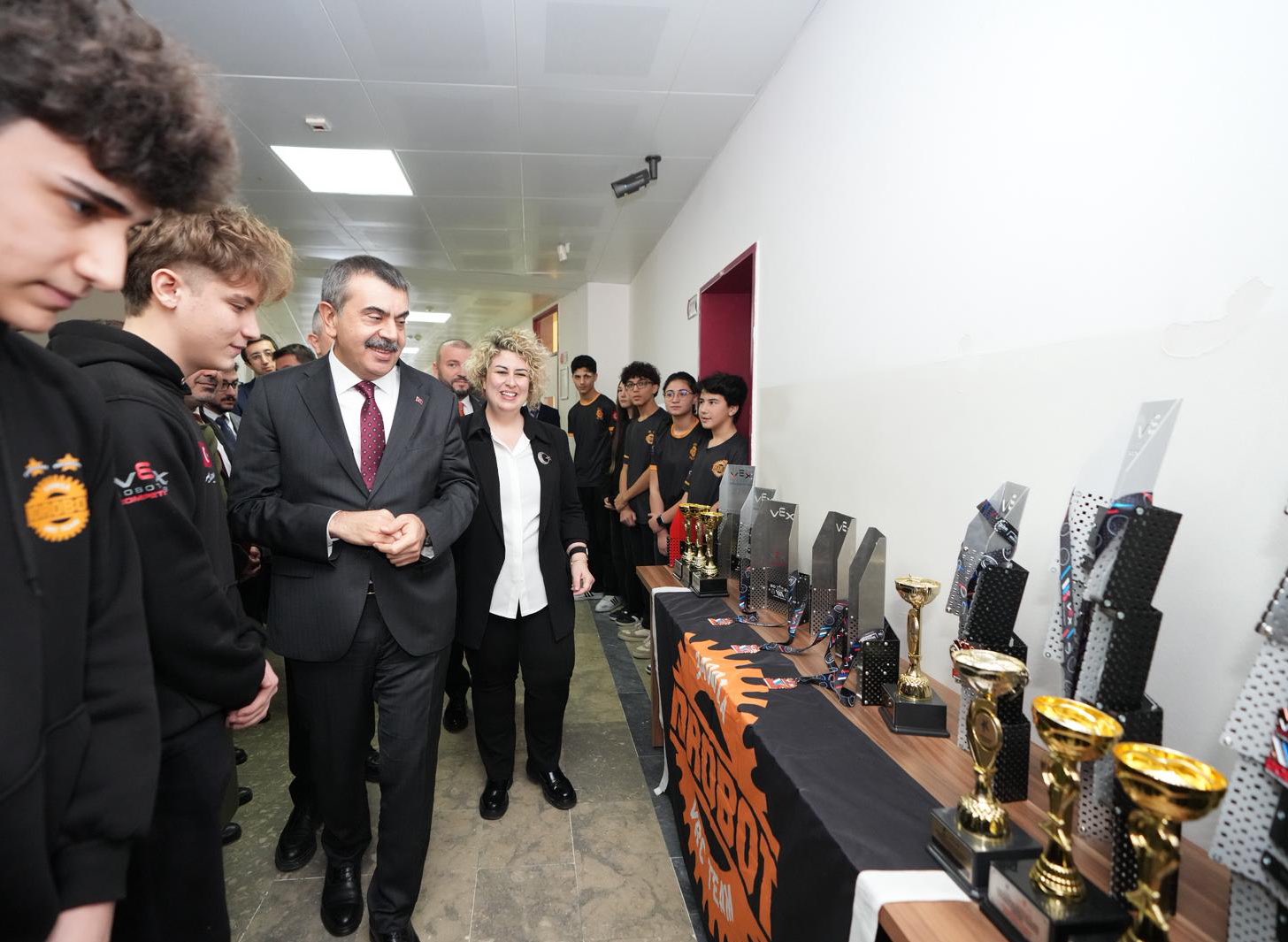 İstanbul Arnavutköy’de mesleki ve teknik liseyi ziyaret eden Milli Eğitim