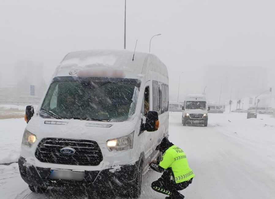 Gaziantep’te Gece Saatlerinde Başlayan Yoğun Kar Yağışı Hayatı Felç Etti;