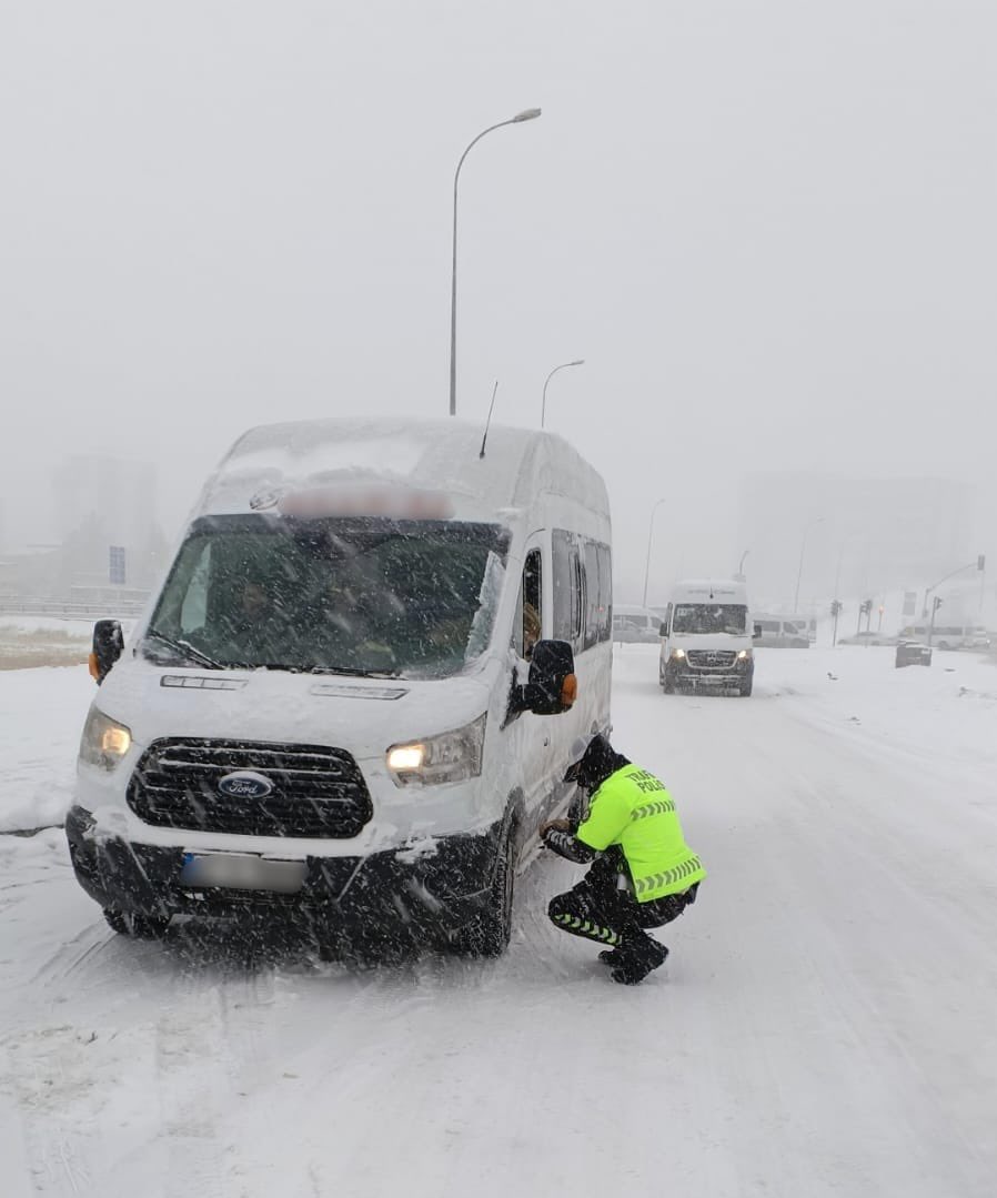 Gaziantep’te Gece Saatlerinde Başlayan Yoğun Kar Yağışı Hayatı Felç Etti;