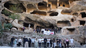 &nbsp; Tarihi Kaya Yerleşimi Ziyaretçilerini Büyülüyor Şırnak’ın Güçlükonak ilçesi Akdizgin