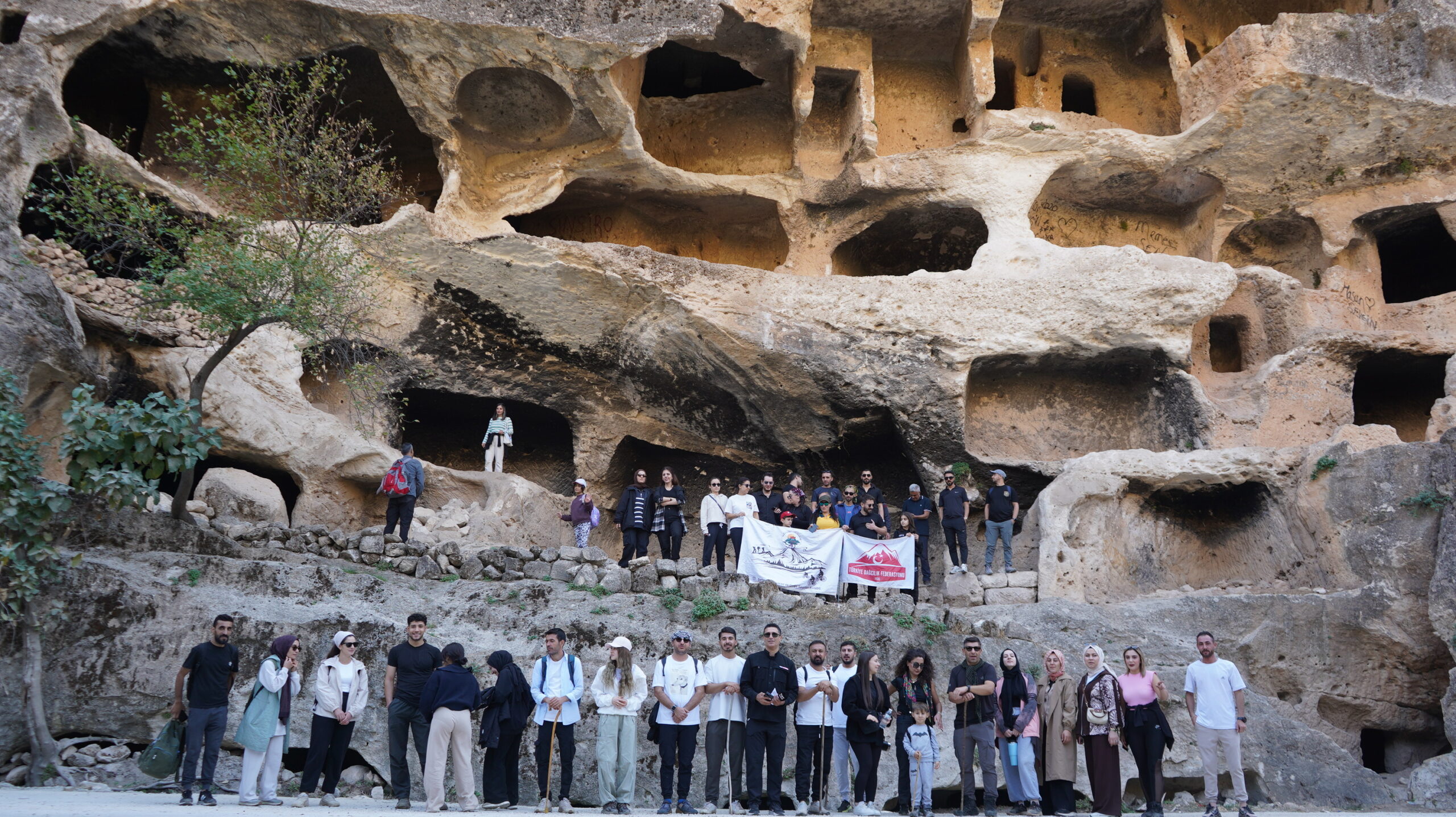 &nbsp; Tarihi Kaya Yerleşimi Ziyaretçilerini Büyülüyor Şırnak’ın Güçlükonak ilçesi Akdizgin