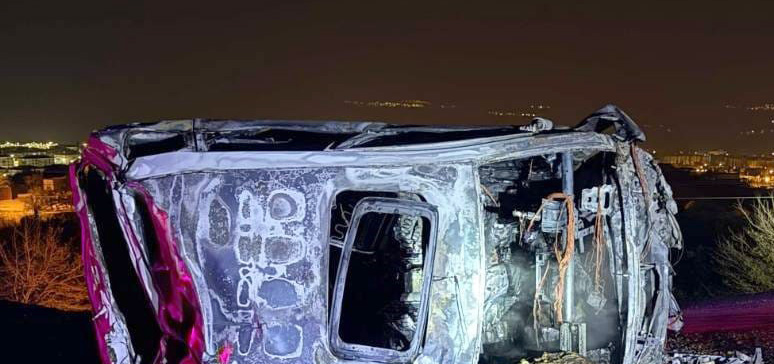 Gaziantep’in Nurdağı ilçesinde kontrolden çıkarak bariyerlere çarpan ve takla atan