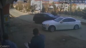 Tufanbeyli ilçesinde oto yıkama dükkanından geri manevra yaparak yola çıkan