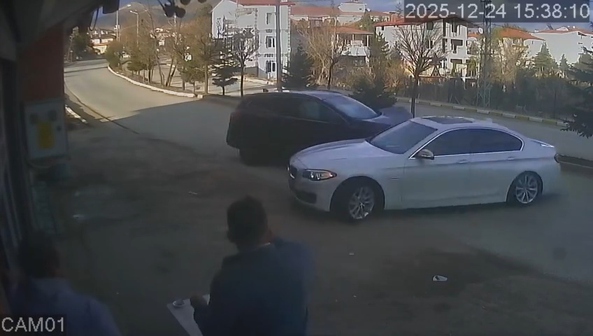 Tufanbeyli ilçesinde oto yıkama dükkanından geri manevra yaparak yola çıkan