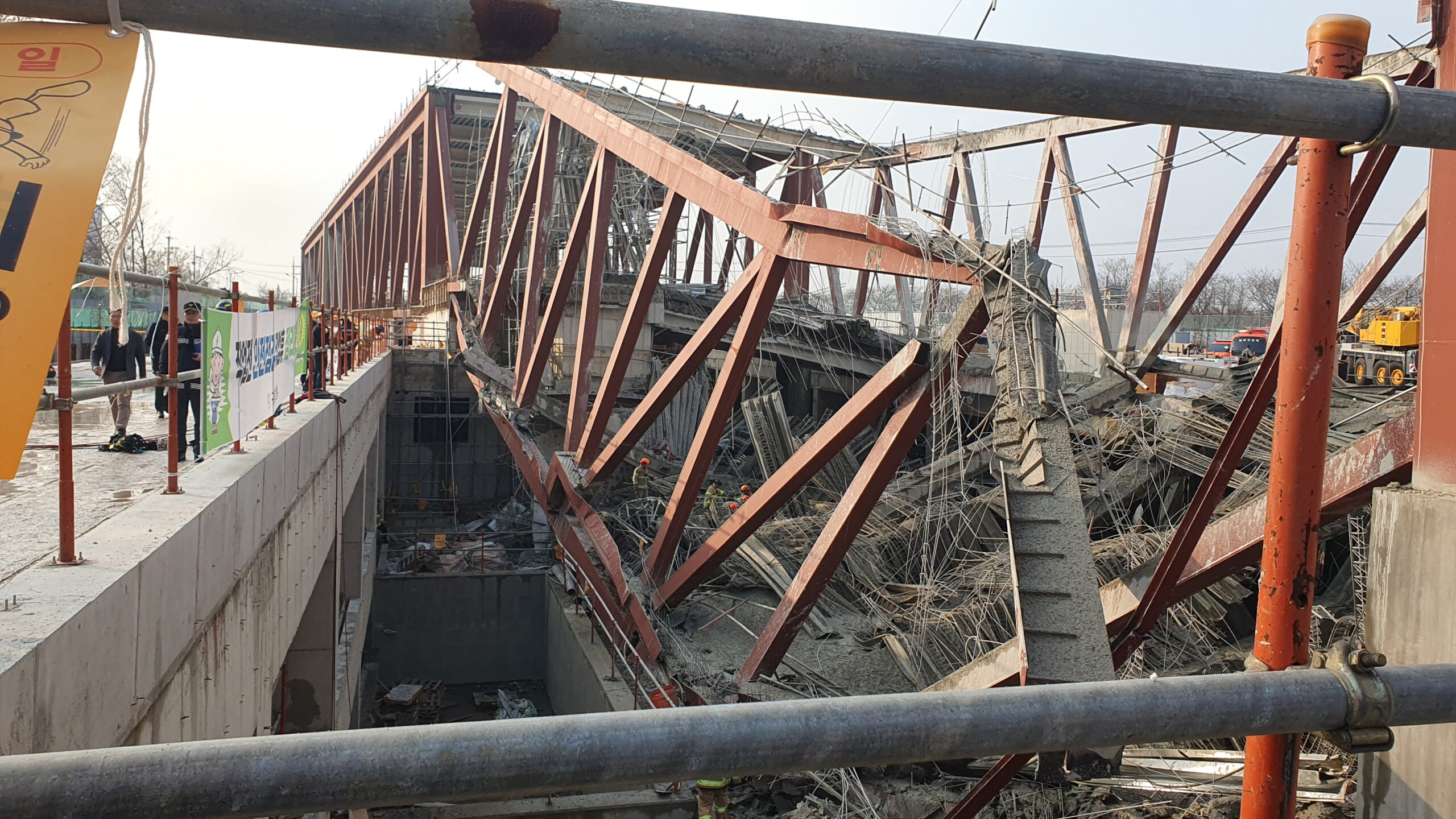 &nbsp; Gwangju’daki İnşaat Sahasında Çelik Yapı Çöktü Güney Kore’nin Gwangju