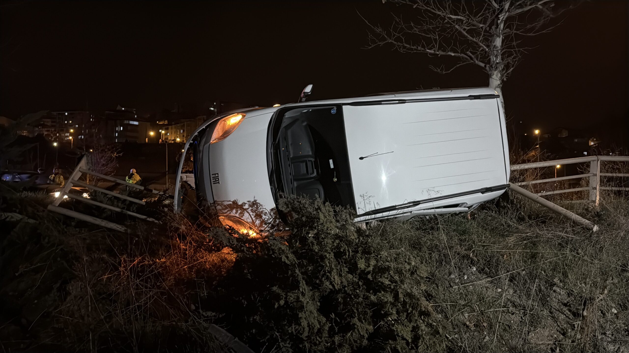 Karabük’te otomobil ile çarpıştıktan sonra devrilen hafif ticari araçtaki ve