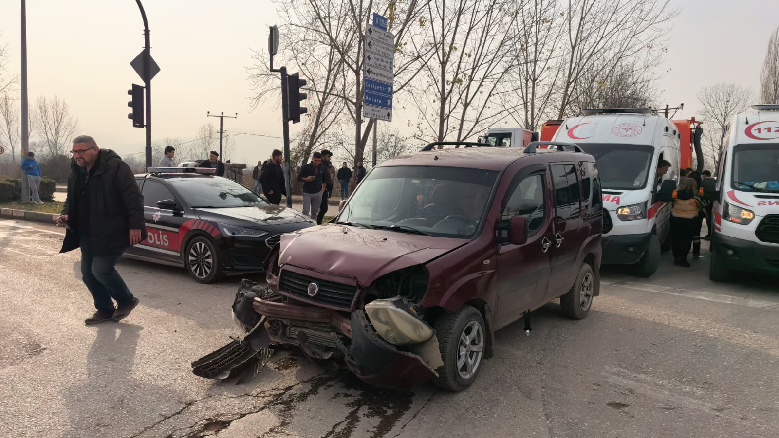 Kırmızı Işık İhlali Kazayı Beraberinde Getirdi: Yan Yatan Araçtaki Yaralılar
