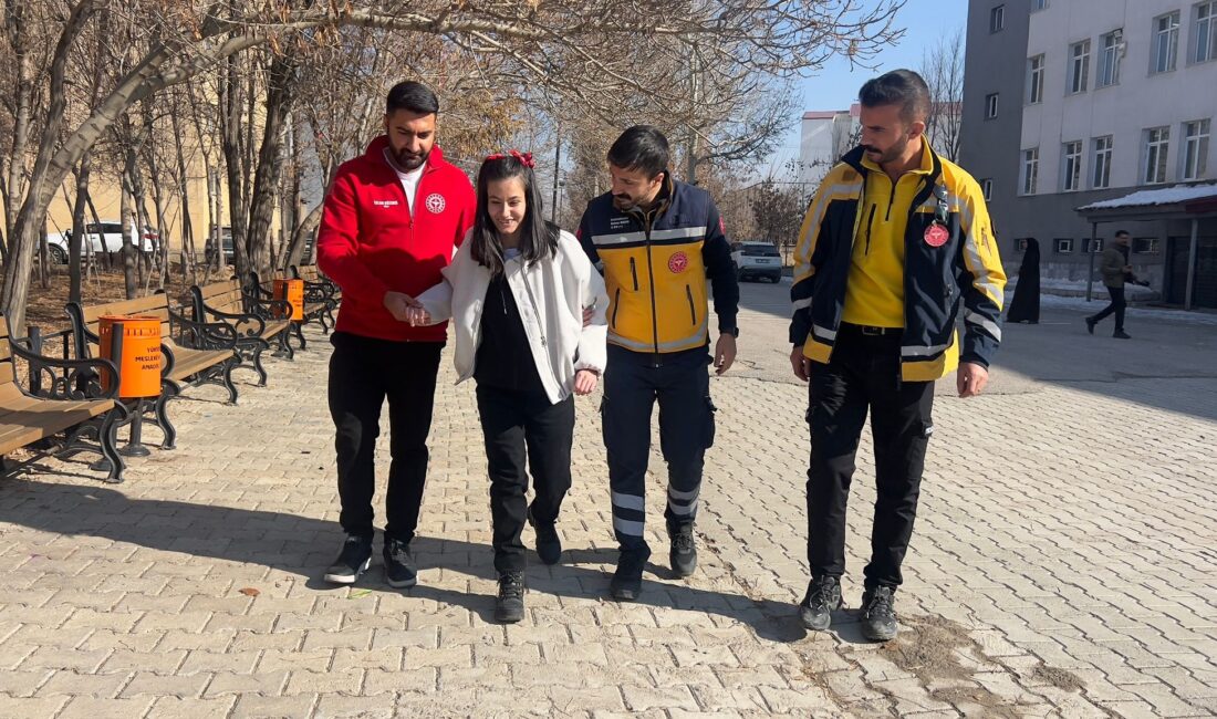 &nbsp; Ambulans Sevgisini Öğretmenleri ve Sağlık Ekipleri Gerçekleştirdi Hakkari’nin Yüksekova