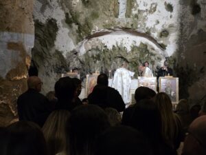 Depremde kiliseleri yıkılan Hristiyan vatandaşlar, Noel ayini için dünyanın ilk