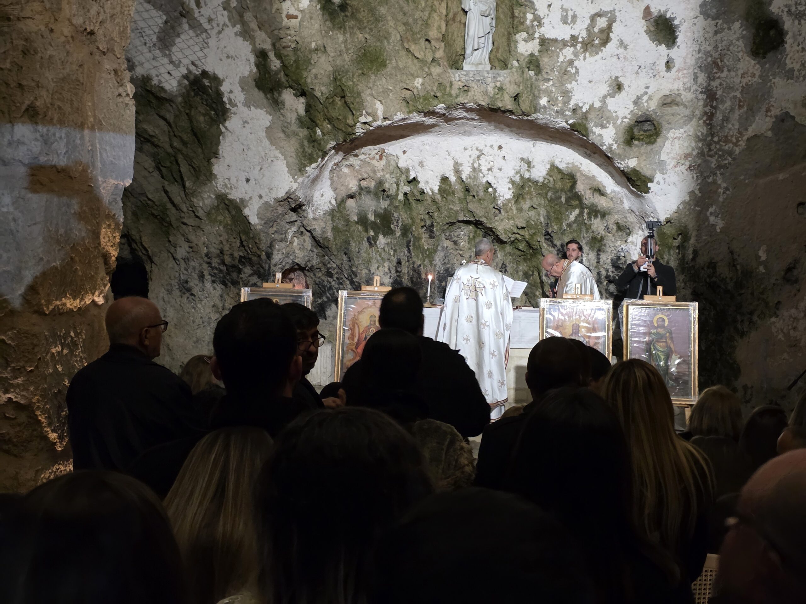 Depremde kiliseleri yıkılan Hristiyan vatandaşlar, Noel ayini için dünyanın ilk