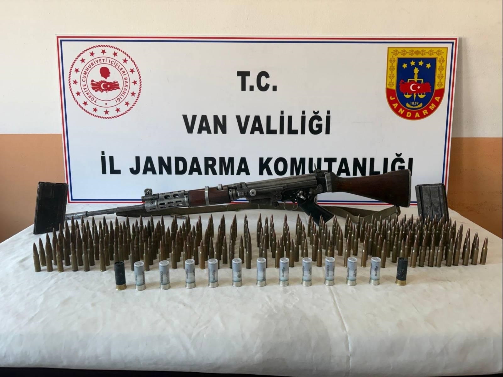 Jandarma Ekiplerinin Bir Ev ve Eklentilerinde Yaptığı Aramada Uzun Namlulu