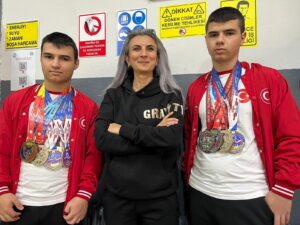 &nbsp; Berat ve Burak Coşkun, Bilek Güreşinde Türkiye’yi Zirveye Taşıdı