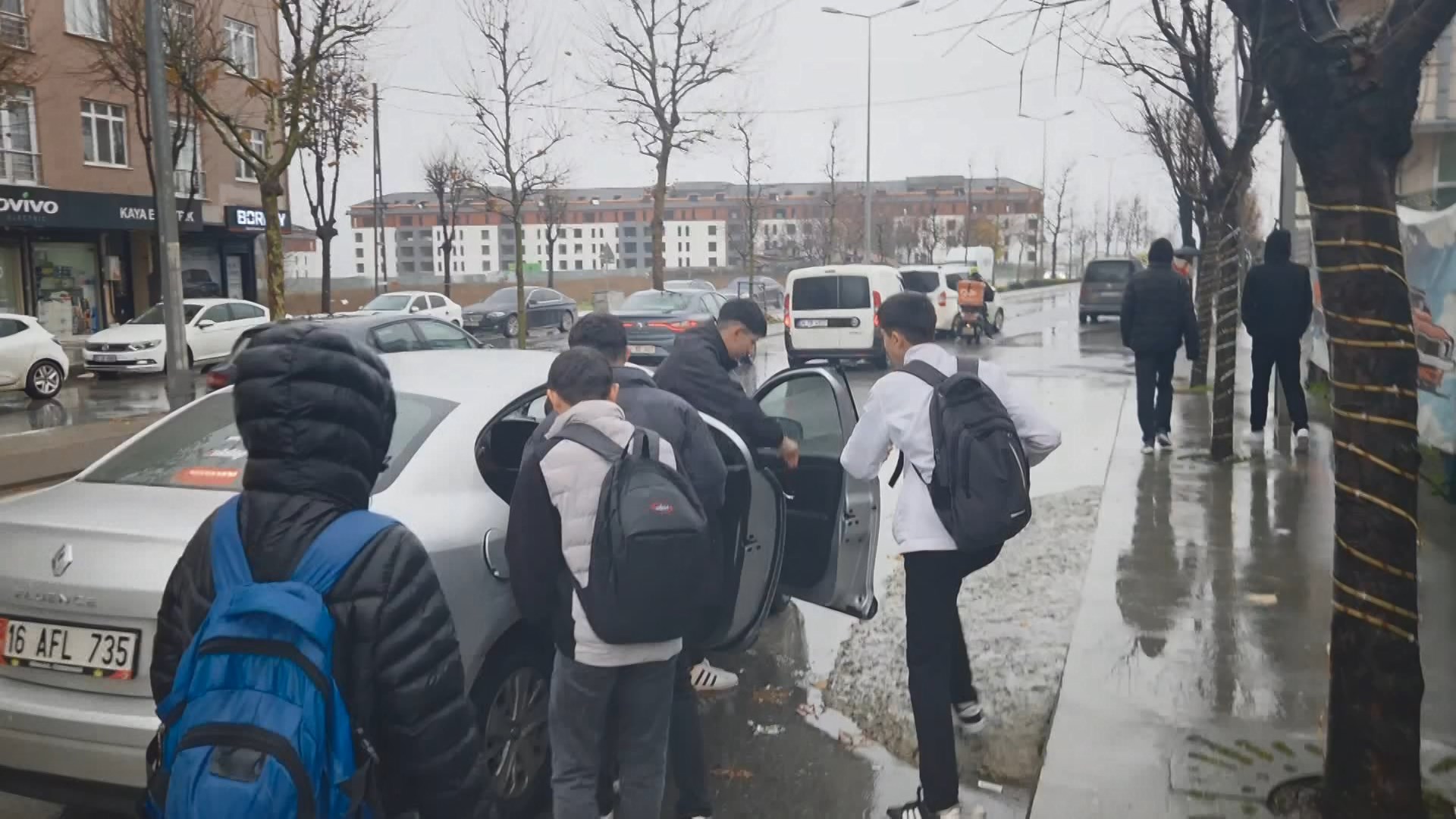 Lise Öğrencileri Otobüs Seferlerinin Yetersizliğine Tepkili: “Yağmur Altında Çaresiz Kalıyoruz”