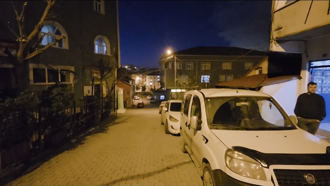 &nbsp; Motosikletli 2 Şüpheli Eve Silah Zoruyla Girdi, Aileyi Bantlayıp