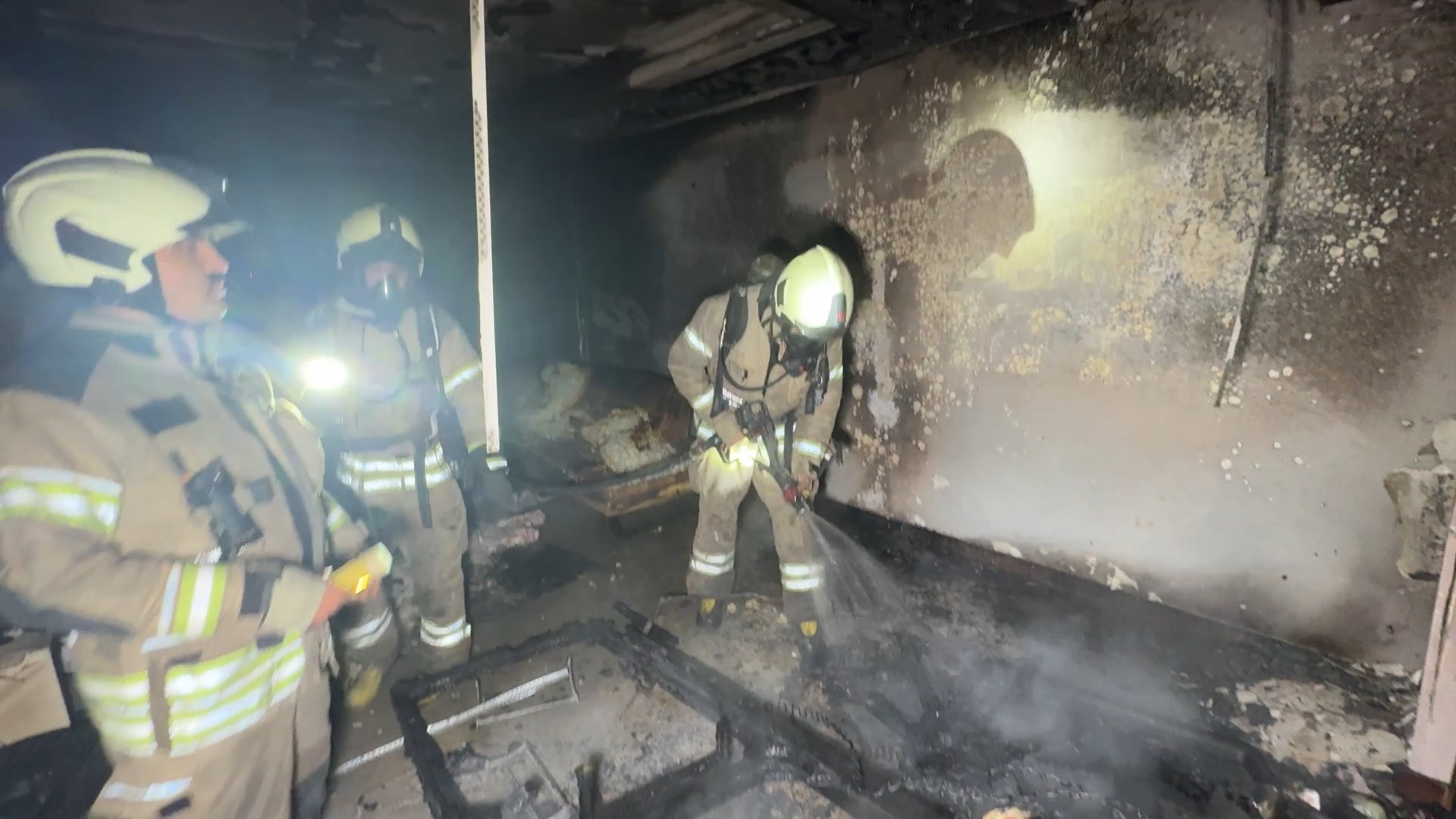 Evdeki Eşyalar Kullanılamaz Hale Geldi, Çocuklar Yara Almadan Kurtuldu İstanbul