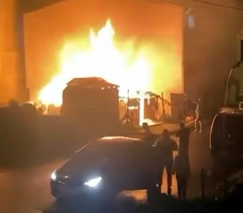 Avcılar’da Bir Evin Bahçesinde Çıkan Kömürlük Yangını Mahallede Paniğe Neden