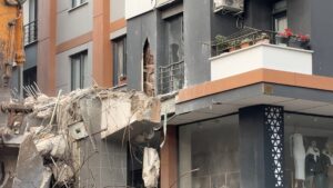 Yıkılan Binadan Kopan Beton Parçaları Yandaki Dairenin Camını Kırarak İçeri