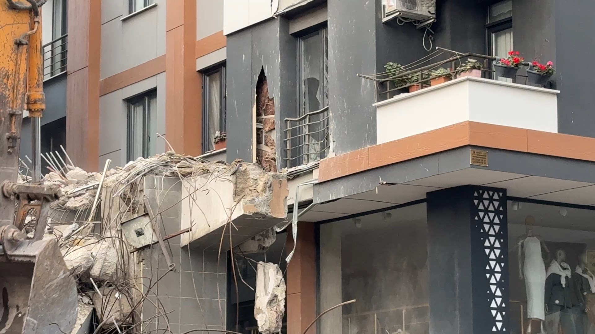 Yıkılan Binadan Kopan Beton Parçaları Yandaki Dairenin Camını Kırarak İçeri