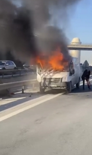 İSTOÇ Mevkiinde Seyir Halindeki Minibüste Çıkan Yangın Trafiği Felç Etti