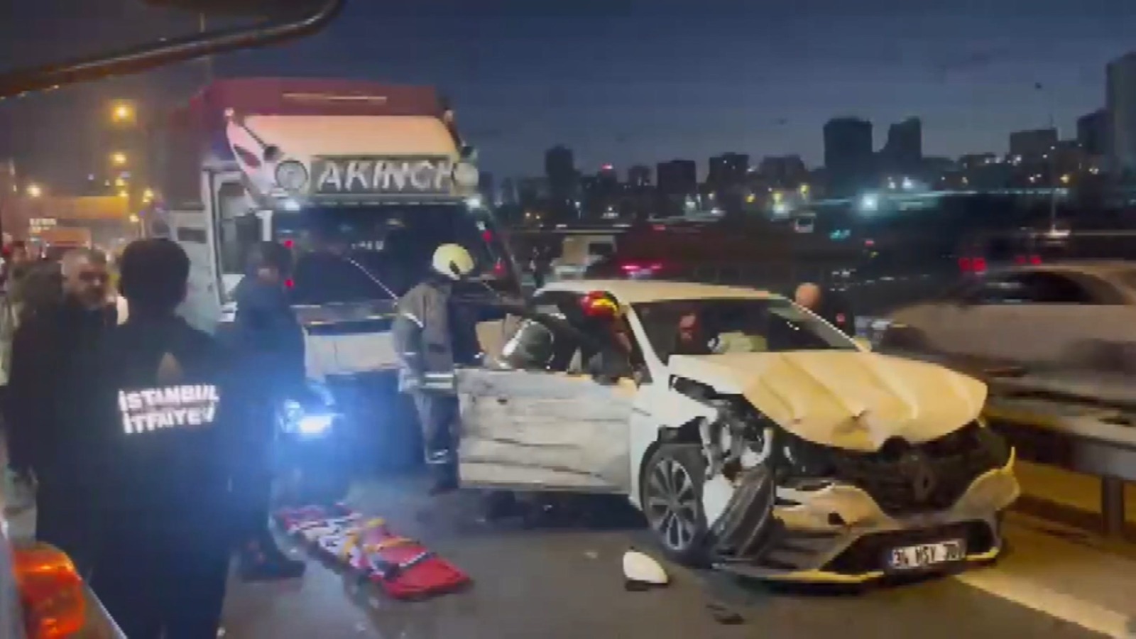 Sebze Yüklü Kamyon 5 Araca Çarptı, Yaralılar Var Bağcılar’da TEM