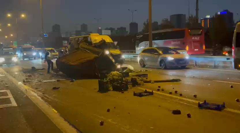&nbsp; Hafriyat Kamyonu, Kamyonet ve Minibüs Çarpıştı Bağcılar’da TEM Otoyolu’nda