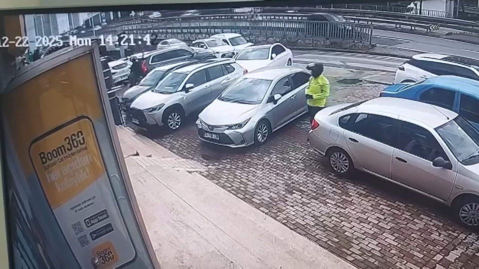 Başakşehir’de bankadan yüklü miktarda para çeken bir kişiyi gasp eden