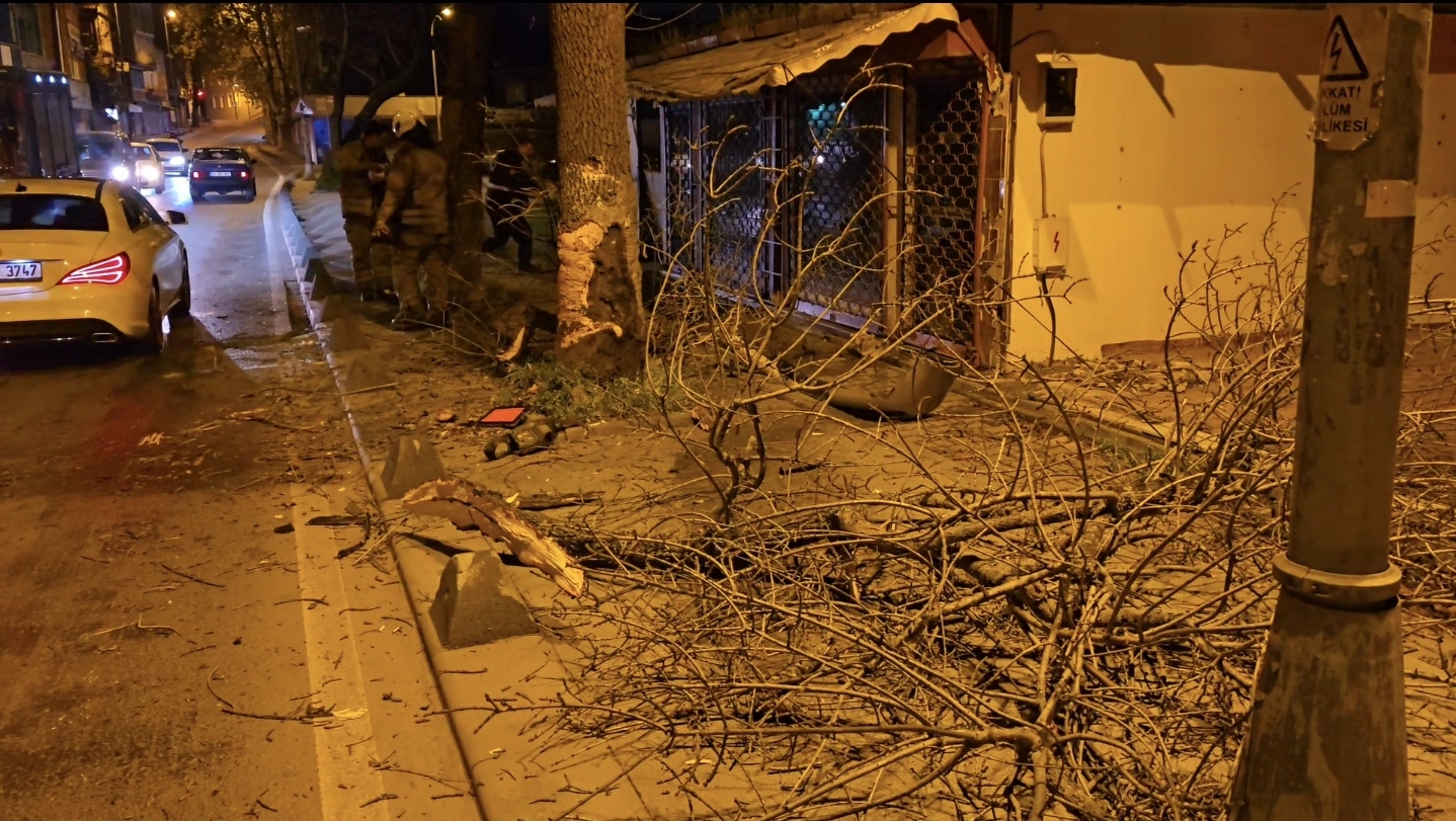 &nbsp; Kontrolden Çıkan Araç Yola Savruldu Beykoz’un Ortaçeşme Mahallesi Çayır