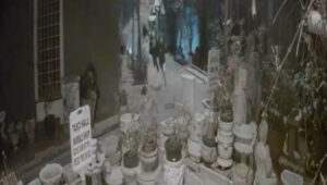 &nbsp; Sokakta Yürüyen Genci 4 Kişi Gasp Etti Beyoğlu’nda sokakta