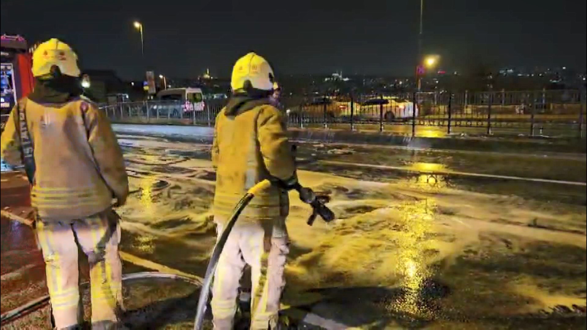 &nbsp; Refik Saydam Caddesi’nde Taksi Yangını Trafiği Aksattı Beyoğlu’nda içinde