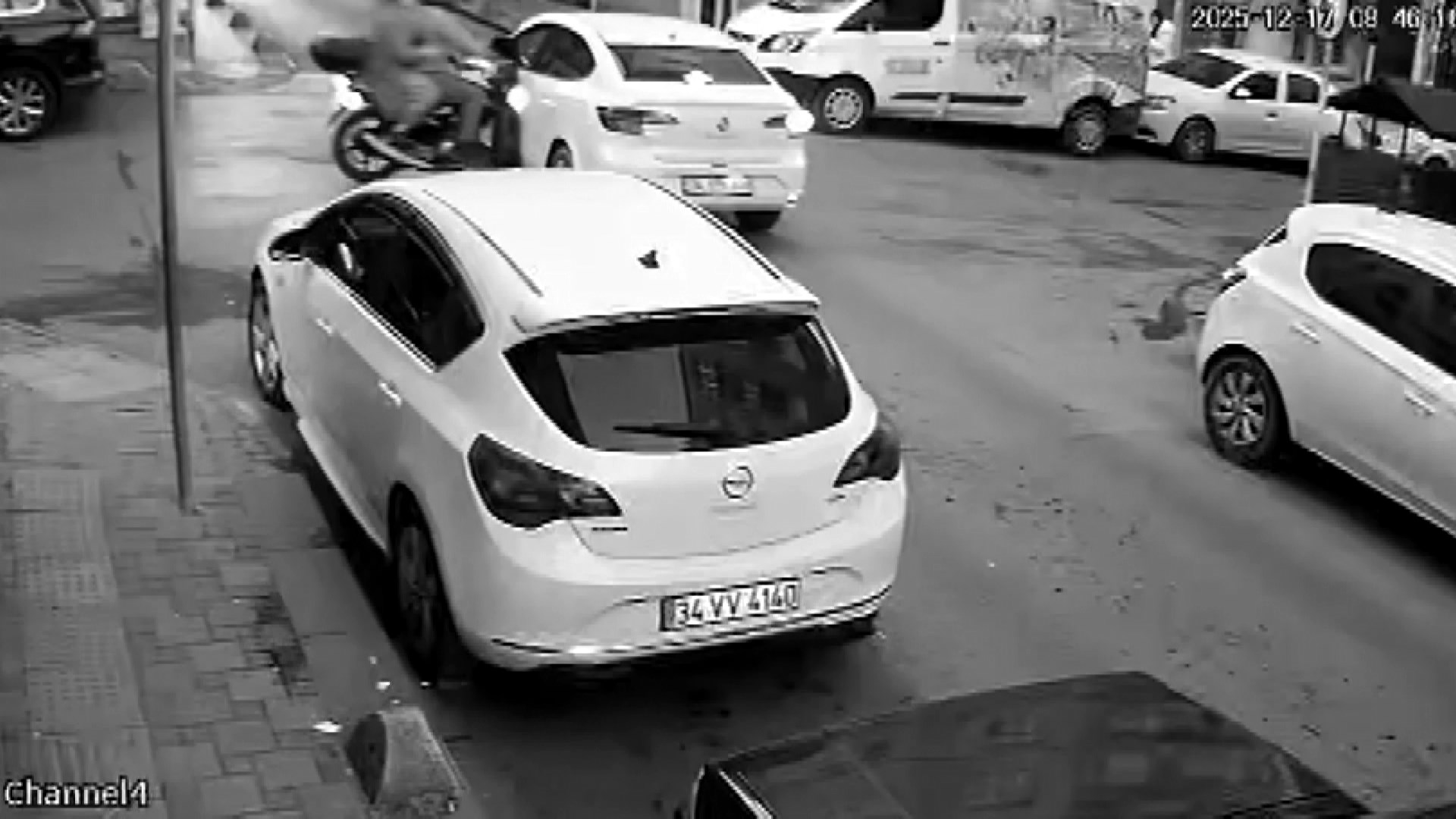 İstanbul Esenler’de iki caddenin kesiştiği kavşakta meydana gelen trafik kazaları