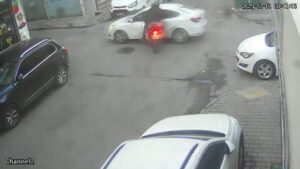 Esenler Nine Hatun Mahallesi’nde iki caddenin kesiştiği kavşakta art arda