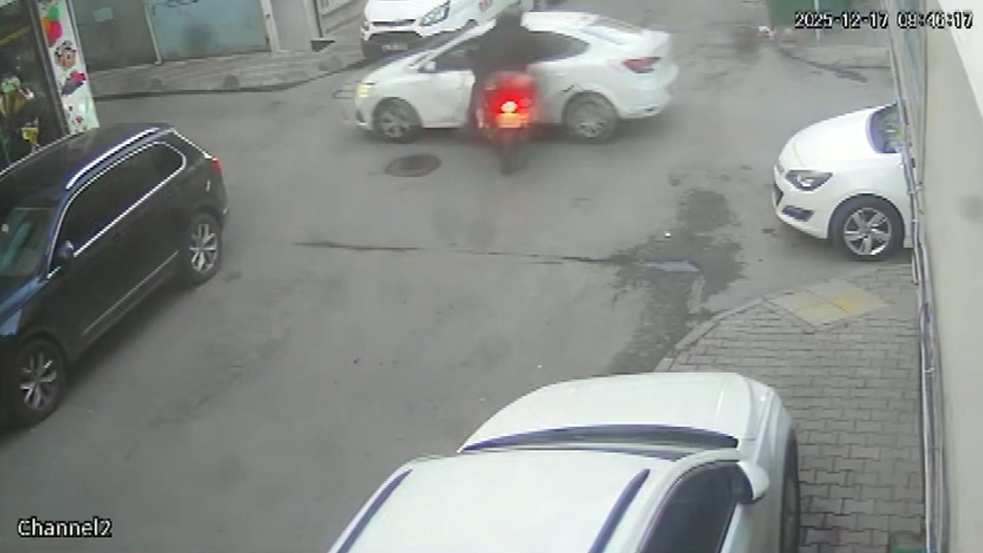 Esenler Nine Hatun Mahallesi’nde iki caddenin kesiştiği kavşakta art arda