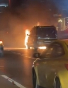 &nbsp; Motor Bölümünde Çıkan Yangın Aracı Kullanılamaz Hale Getirdi Esenyurt