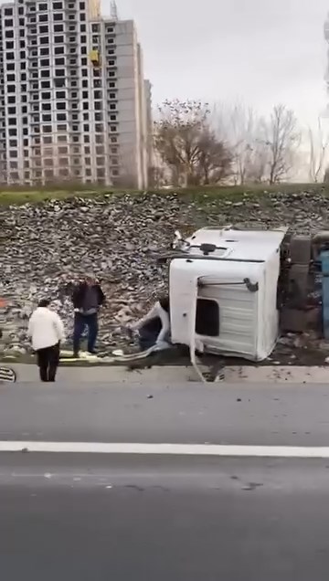 &nbsp; TEM Otoyolu Edirne İstikametinde Tanker Kazası ESENYURT TEM Otoyolu