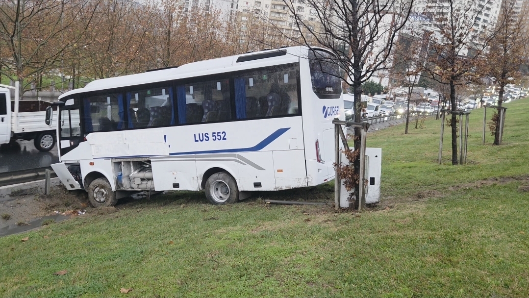 Yağışlı Hava Kazayı Beraberinde Getirdi; Şoförünün Direksiyon Hakimiyetini Kaybettiği Boş